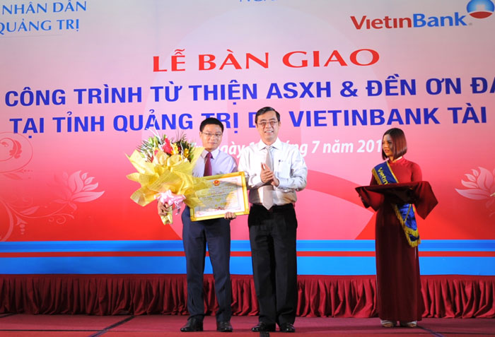 Chủ tịch UBND tỉnh Quảng Trị Nguyễn Đức Chính trao tằng khen cho đại diện VietinBank