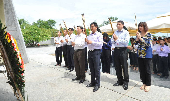 Đoàn đại biểu VietinBank cùng lãnh đạo tỉnh Quảng Trị thực hiện lễ viếng và dâng hương tại NTLS Quốc gia Đường 9 
