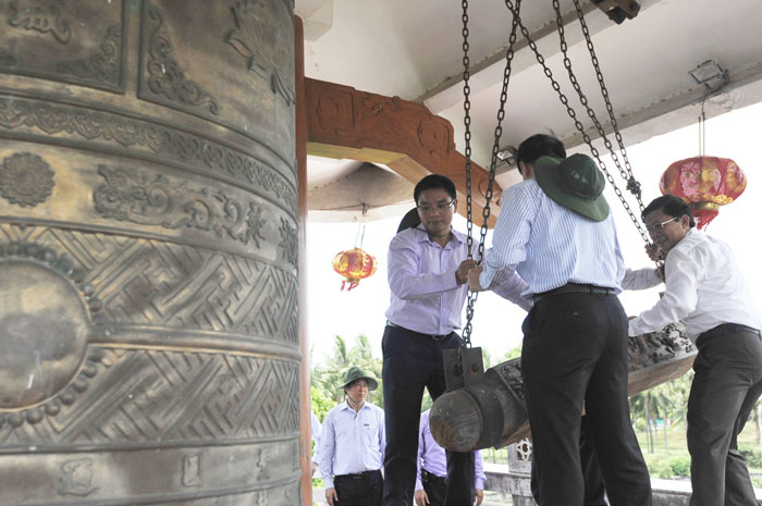 Lãnh đạo VietinBank thỉnh chuông tại Tháp chuông Thành cổ Quảng Trị