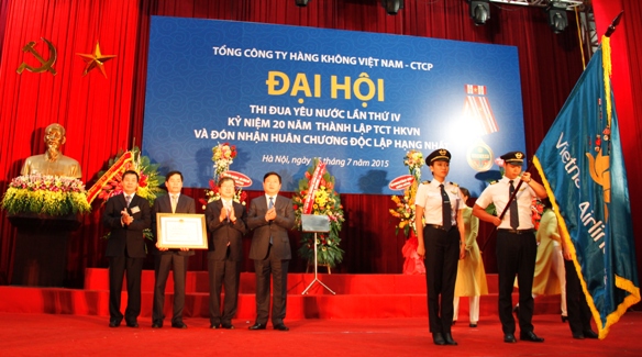 Bộ trưởng GTVT Đinh La Thăng trao tặng Huân chương Độc lập hạng Nhất cho Tổng công ty Hàng không Việt Nam