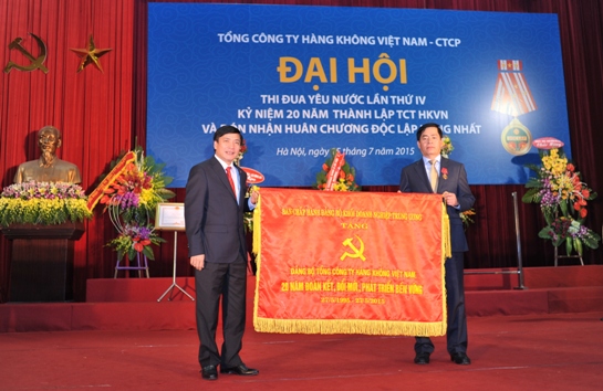 Bí thư Đảng ủy Khối DNTW Bùi Văn Cường trao tặng bức trướng cho Đảng bộ Tổng công ty Hàng không Việt Nam