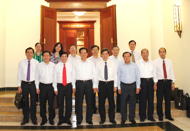 Các đồng chí trong Thủ tướng Nguyễn Tấn Dũng chụp ảnh lưu niệm với Ban Thường vụ Đảng ủy Khối và các đại biểu dự buổi làm việc.