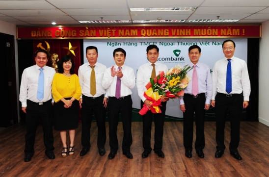 Đồng chí Nghiêm Xuân Thành – Bí thư Đảng ủy, Chủ tịch HĐQT Vietcombank trao Quyết định bổ nhiệm Giám đốc Công ty VCBL