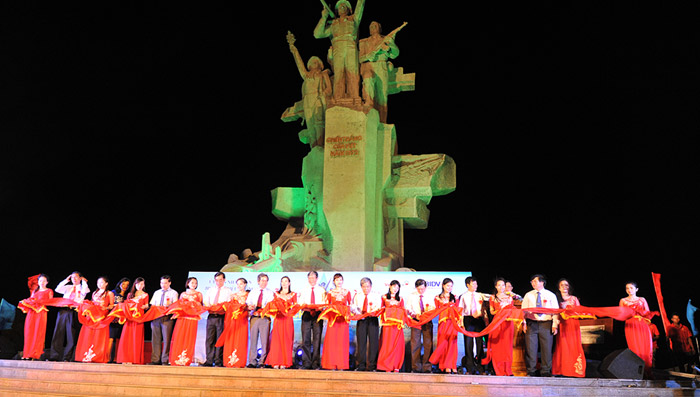 Lễ cắt băng khánh thành Tượng đài chiến thắng Cửa Việt 