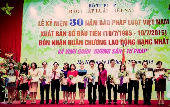 Bà Trương Lệ Hiền- Trưởng Ban Kiểm soát Vietcombank (thứ 7 từ trái sang) nhận hoa và kỷ niệm chương của Ban tổ chức
