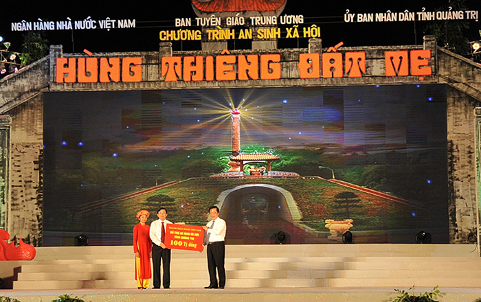 Phó Thống đốc Nguyễn Kim Anh trao tài trợ 100 tỷ đồng của Ngành Ngân hàng cho tỉnh Quảng Trị 