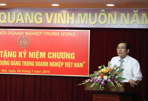 đồng chí Trần Thanh Khê - Ủy viên BTV, Trưởng ban Tuyên giáo Đảng ủy Khối đọc Quyết định tặng Kỷ niệm chương 
