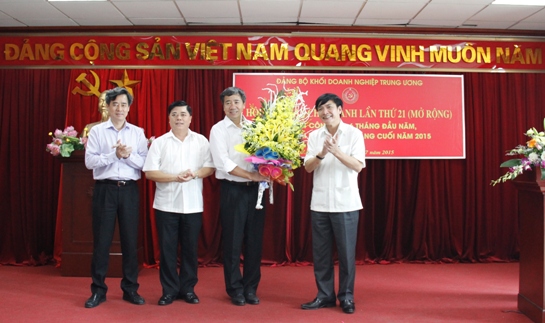 Đại diện lãnh đạo Đảng ủy Khối DNTW và tỉnh Ninh Bình tặng hoa chúc mừng đồng chí Trần Hữu Bình nhận nhiệm vụ mới 