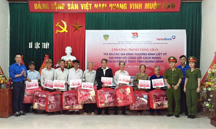 Đoàn Thanh niên VietinBank và C46 trao quà cho các gia đình thương binh, liệt sĩ tỉnh Quảng Bình