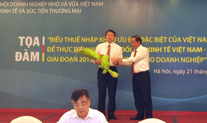 Phó Tổng Giám đốc VietinBank Nguyễn Văn Du nhận hoa và kỷ niệm chương của Ban tổ chức chương trình