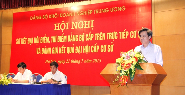 Đồng chí Nguyễn Quang Dương, Phó Bí thư Thường trực Đảng ủy Khối báo cáo sơ kết đánh giá đại hội điểm, thí điểm Đảng bộ cấp trên trực tiếp cơ sở.