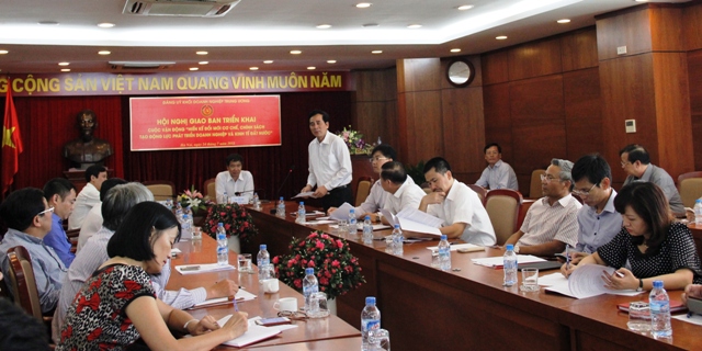 Đồng chí Trần Thanh Khê, Ủy viên Ban Thường vụ, Trưởng Ban Tuyên giáo Đảng ủy Khối trình bày dự thảo các văn bản Cuộc vận động.