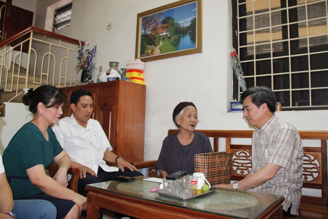 Đoàn đến thăm gia đình bà Phạm Thị Minh, vợ liệt sĩ.