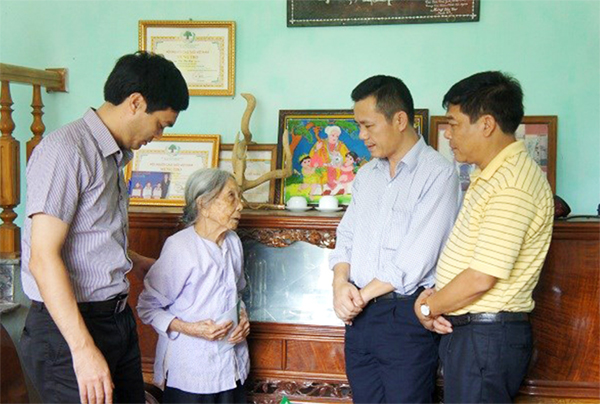 Phó Tổng giám đốc Hoàng Minh Tế (thứ 2 từ phải sang) tới thăm Mẹ Việt Nam Anh hùng Vũ Thị Hột (96 tuổi) ở xóm 7 xã Tân Long, huyện Yên Sơn (Tuyên Quang)
