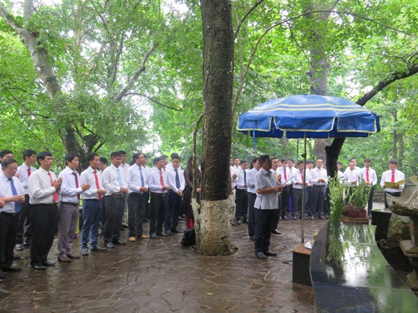 Cán bộ, đảng viên Đảng bộ Tổng Công ty Sông Đà dâng hương tại Khu di tích lịch sử K9 - Đá Chông
