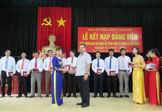 Bí thư Đảng ủy, Chủ tịch HĐTV Tổng Công ty Sông Đà Dương Khánh Toàn trao Quyết định kết nạp đảng viên mới 