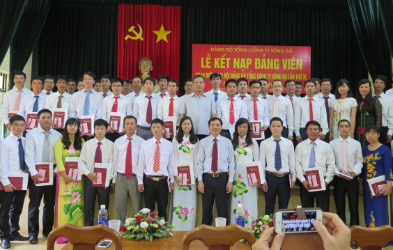Gần 50 quần chúng ưu tú được vinh dự đứng trong hàng ngũ của Đảng 