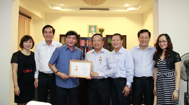 Đảng ủy Khối DNTW thăm và trao Kỷ niệm chương Vì sự nghiệp xây dựng Đảng trong doanh nghiệp Việt Nam tặng đồng chí Mai Văn Ninh, Ủy viên Trung ương Đảng, Phó Trưởng Ban Tuyên giáo Trung ương.