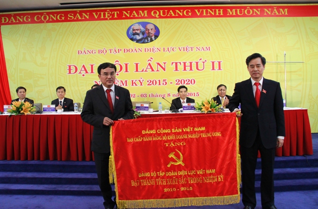 Đồng chí Nguyễn Quang Dương trao Cờ của Ban Chấp hành Đảng bộ Khối DNTW cho Đảng bộ Tập đoàn Điện lực Việt Nam.