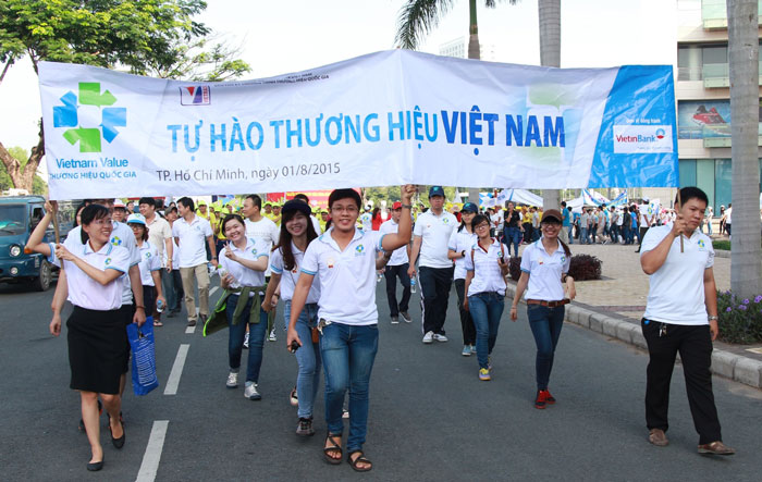 Đoàn diễu hành đi bộ tại TPHCM