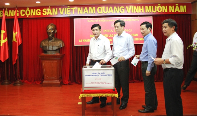 Các đồng chí Thường trực Đảng ủy Khối ủng hộ người lao động ngành Than và nhân dân tỉnh Quảng Ninh.