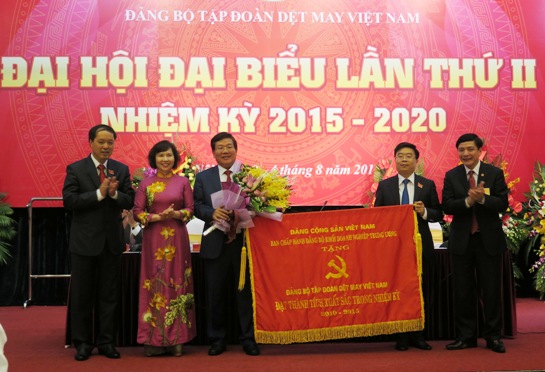 Đảng ủy Khối Doanh nghiệp Trung ương đã trao tặng Cờ của BCH Đảng bộ Khối DNTW cho Đảng bộ Tập đoàn Dệt may Việt Nam 
