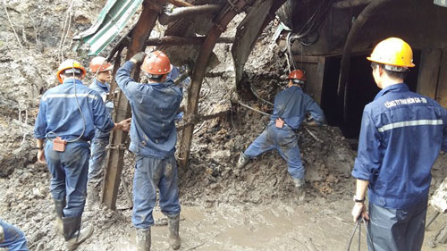 Tập trung cứu mỏ bị ngập