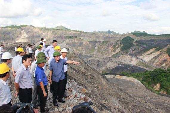 Bí thư Đảng ủy Khối Doanh nghiệp Trung ương Bùi Văn Cường thăm và làm việc tại khai trường mỏ than Hà Tu