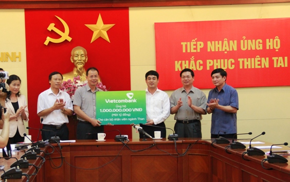 Ngân hàng Vietcombank trao tặng tiền ủng hộ cho cán bộ công nhân viên ngành Than