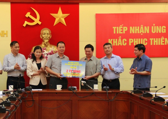 Tập đoàn Dầu khí Việt Nam trao tặng số tiền ủng hộ cho cán bộ công nhân viên ngành Than