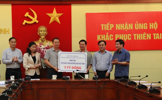 Tập đoàn Điện lực Việt Nam  trao tặng tiền ủng hộ cho cán bộ công nhân viên ngành Than