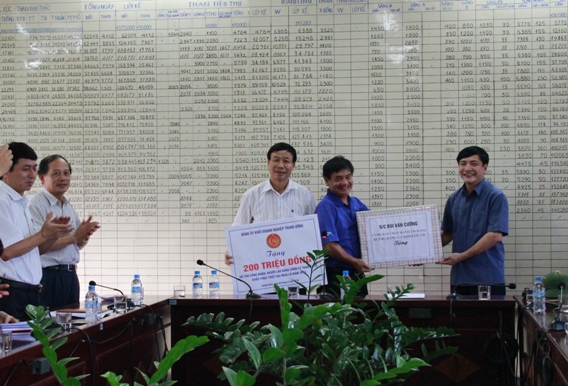 Đồng chí Bùi Văn Cường - Bí thư Đảng ủy Khối Doanh nghiệp Trung ương trao tặng tiền ủng hộ cho cán bộ công nhân viên Công ty Than Hà Tu