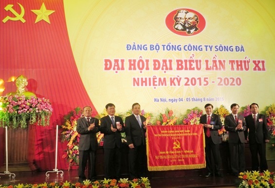 Đảng ủy Khối DNTW trao tặng Cờ cho Đảng bộ Tổng công ty Sông Đà vì đã có thành tích xuất sắc trong nhiệm kỳ 2010 - 2015