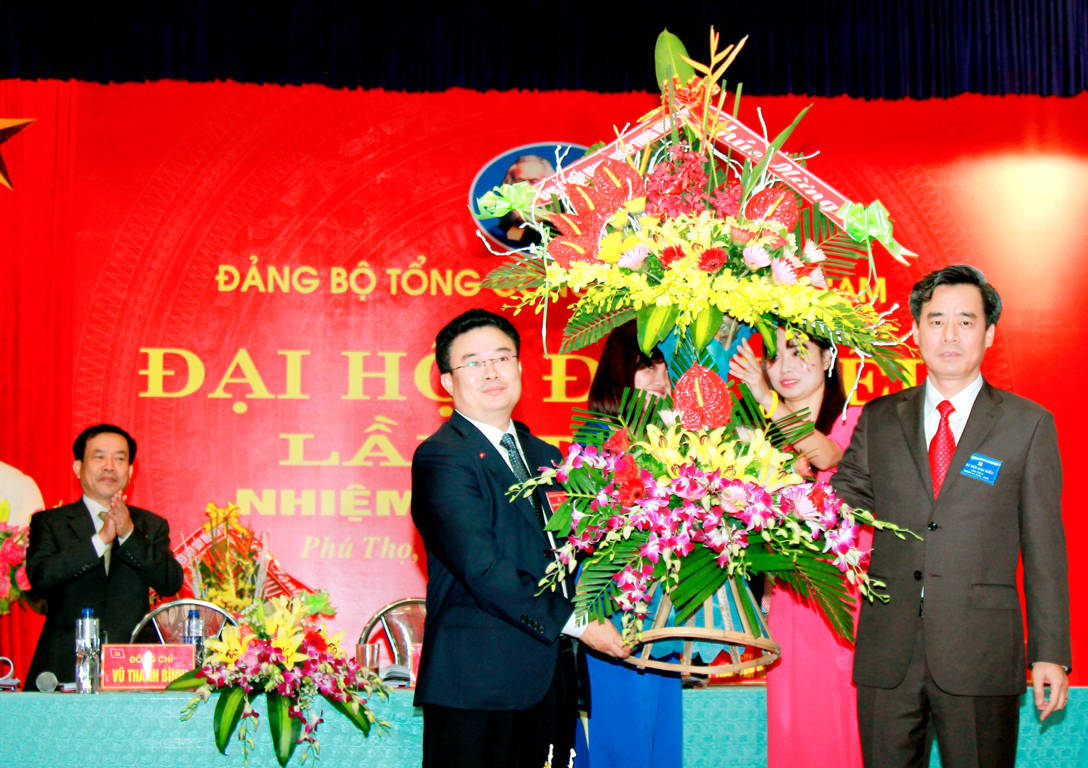 Đồng chí Hoàng Quốc Lâm - Bí thư Đảng ủy, Chủ tịch HĐTV TCty Giấy Việt Nam nhận hoa chúc mừng Đại hội của Đảng ủy khối DNTW.