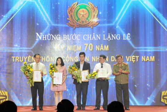 Phó Tổng Giám đốc VietinBank Trần Công Quỳnh Lân (đứng giữa) nhận hoa và Bằng chứng nhận tài trợ của Ban Tổ chức 