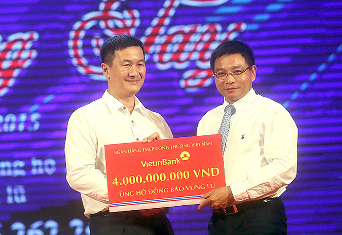 Bí thư Đảng ủy, Chủ tịch HĐQT VietinBank Nguyễn Văn Thắng trao tài trợ trong chương trình “Triệu vòng tay”