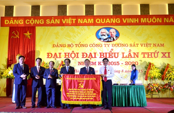 Đồng chí Bùi Văn Cường trao tặng bức trướng cho Đảng bộ Tổng công ty ĐSVN