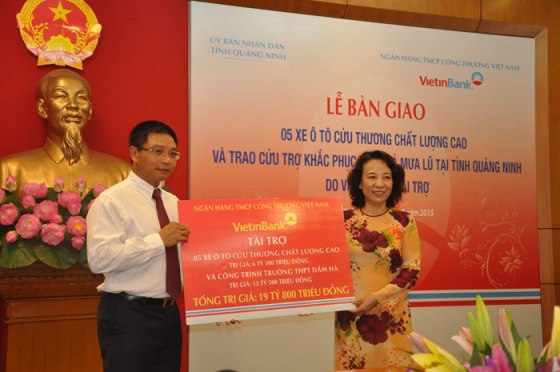 Đại diện lãnh đạo VietinBank trao tài trợ cho tỉnh Quảng Ninh