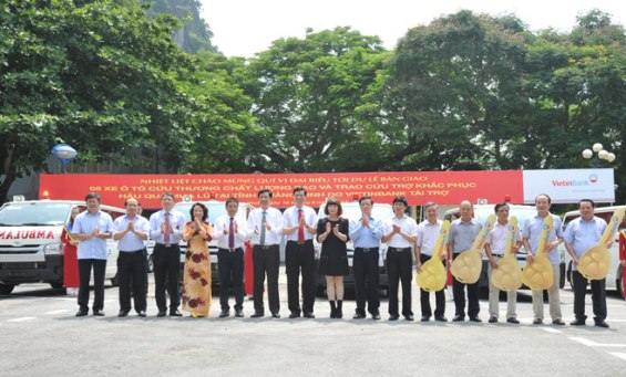 VietinBank trao chìa khóa tượng trưng 5 xe ô tô cứu thương cho tỉnh Quảng Ninh