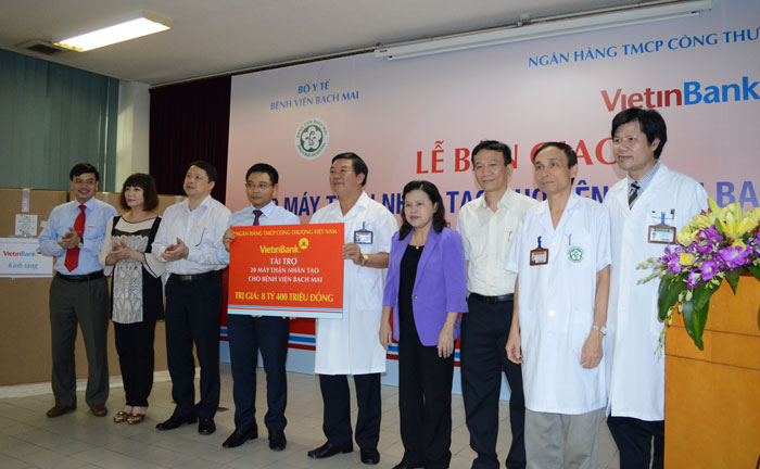 Chủ tịch HĐQT VietinBank Nguyễn Văn Thắng trao tài trợ cho Bệnh viện Bạch Mai 
