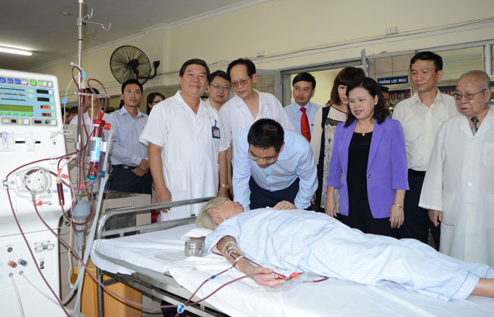 Chủ tịch HĐQT VietinBank Nguyễn Văn Thắng ân cần thăm hỏi các bệnh nhân được thụ hưởng tài trợ máy chạy thận nhân tạo của VietinBank