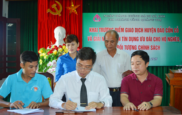 Đại diện NHCSXH tỉnh Quảng Trị ký kết văn bản liên tịch ủy thác vốn vay ưu đãi với Đoàn thanh niên huyện đảo Cồn Cỏ