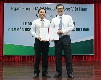 Tổng giám đốc Vietcombank Phạm Quang Dũng trao Quyết định bổ nhiệm Giám đốc cho đồng chí Lương Phan Sảng 