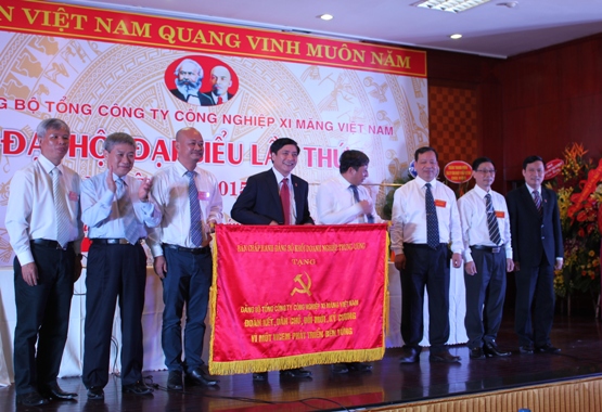 Đồng chí Bùi Văn Cường trao tặng bức trướng cho Đảng bộ Tổng công ty Công nghiệp Xi măng Việt Nam