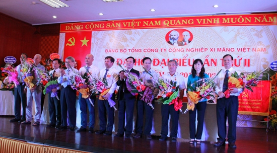 Đảng ủy Khối DNTW trao tặng Kỷ niệm chương 