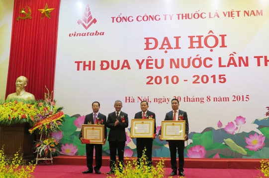 Thừa ủy quyền của Chủ tịch nước, đồng chí Đặng Ngọc Tùng - Chủ tịch Tổng liên đoàn Lao động Việt Nam đã trao Huân chương Lao động cho các cá nhân của Tổng Công ty Thuốc lá Việt Nam