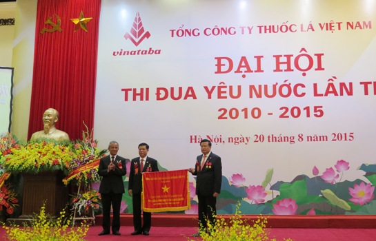 Đồng chí Đặng Ngọc Tùng - Chủ tịch Tổng liên đoàn Lao động Việt Nam trao Cờ thi đua của Chính phủ cho Tổng công ty Thuốc lá Việt Nam