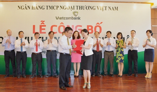 Đại diện Vietcombank chi nhánh Lạng Sơn ( bên trái) và ABC Trung Quốc chi nhánh Quảng Tây trao thỏa thuận thanh toán biên mậu trước sự chứng kiến của lãnh đạo UBND tỉnh Lạng Sơn, NHNN và lãnh đạo Vietcombank