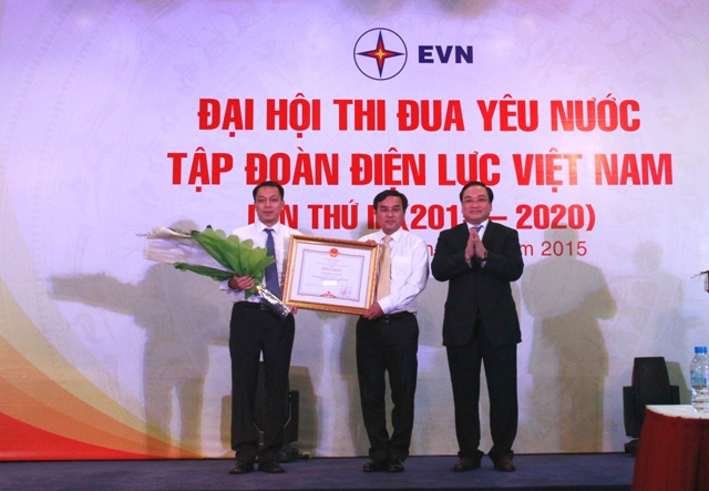 Đại diện lãnh đạo EVN nhận Bằng khen của Thủ tướng Chính phủ.