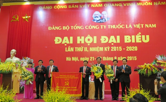 Đồng chí Bùi Văn Cường - Bí thư Đảng ủy Khối DNTW trao tặng Cờ cho Đảng bộ Tổng công ty Thuốc lá Việt Nam